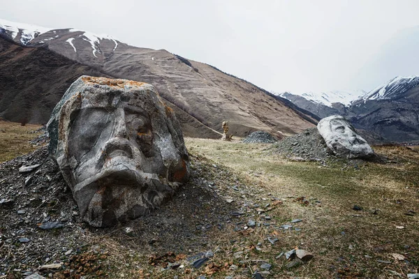 Taş kafa Kazbegi askeri yol boyunca Gürcistan'daki Sno Vadisi'nde yüz