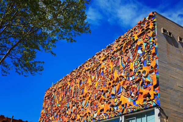 Tbilissi, Géorgie - 19 Avril, 2017 : Façade du bâtiment de l'auditorium du collège technique industriel à l'avenue David Agmashenebeli — Photo