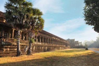 Kamboçya Angkor wat Tapınağı yan açık görünüm