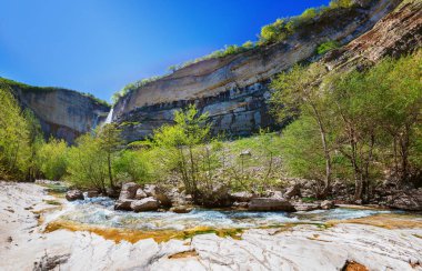 Kinchkha şelale Kutaisi, Gürcistan yakınındaki panoramik manzaralı