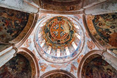 Nikortsminda, Gürcistan - 28 Nisan, 2017: iç ve freskleri duvar: Racha, Georgia Nikortsminda Katedrali