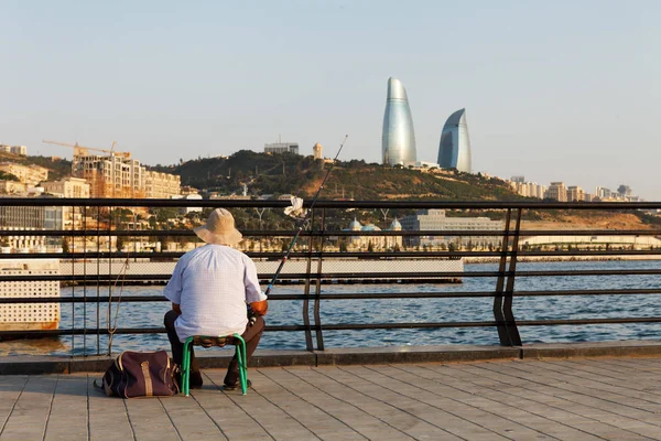 Baku, Azerbajdzsán - 2015. július 16.: a Kaszpi-tenger, a háttérben a Baku város halász. — Stock Fotó