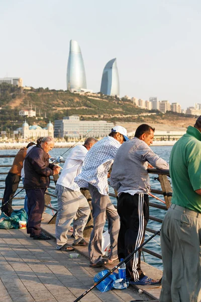 Baku, Azerbajdzsán - 2015. július 16.: a Kaszpi-tenger, a háttérben a Baku város halász. — Stock Fotó