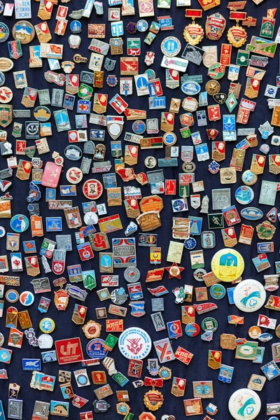 Baku, Azerbaijan - 16 July, 2015: Stall of Soviet badges and icons sold in Baku street market — Stock Photo, Image