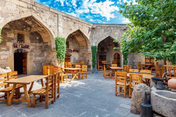 Bakü, Azerbaycan - 16 Temmuz 2015: Kervansaray restoran ve alışveriş merkezi bulunan eski kasaba Bakı şəhərində — Stok fotoğraf