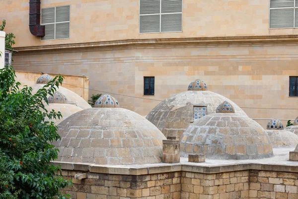 Techo con cúpulas de hamam antigua casa de baños en Icheri sheher casco antiguo de Bakú — Foto de Stock