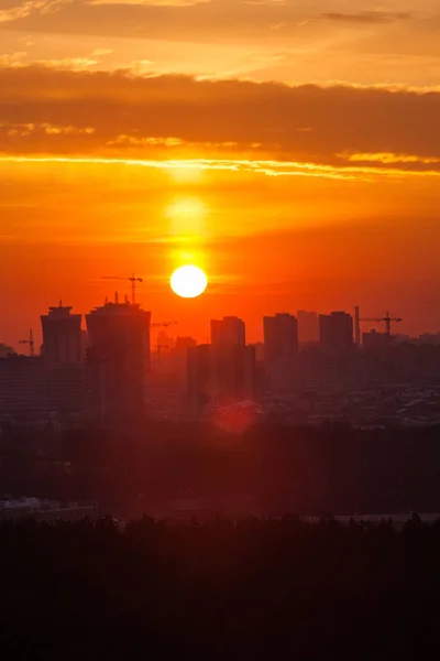 Manhã nebulosa cedo sobre a cidade de Minsk — Fotografia de Stock