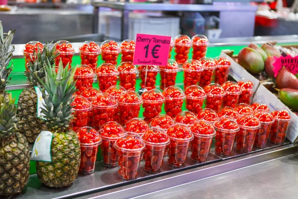 Kiraz domates çiftçi pazar içinde temiz bardak