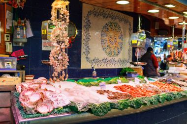 Barcelona, İspanya - 20 Nisan, 2016: deniz ürünleri üzerinde taze çiğ karides balıkçı market mağaza dükkan buza ekran