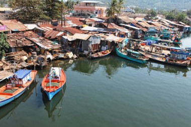 Phu Quoc, Vietnam - 14 Ocak, 2015: balıkçılar onların tekne bir Thoi iskele Köyü, Phu Quoc Adası, Vietnam üzerinde yaşam tarzı
