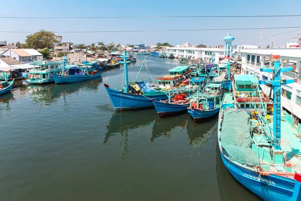 Phu Quoc, το Βιετνάμ - 14 Ιανουαρίου, 2015: τον τρόπο ζωής των ψαράδων στις βάρκες τους στο χωριό μια ΘΟΙ προβλήτα, Phu Quoc island, Βιετνάμ — Φωτογραφία Αρχείου