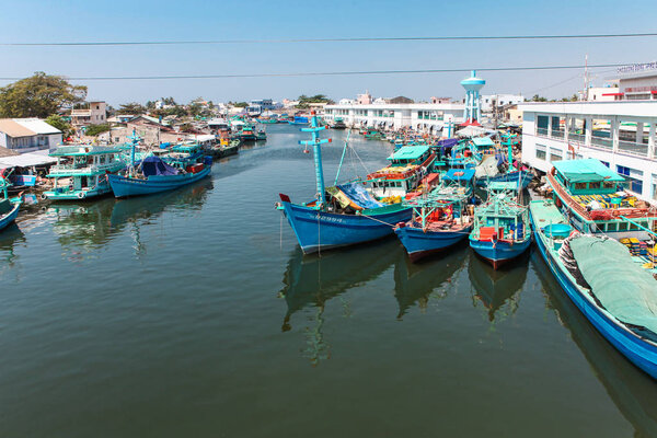 Фу Куок, Вьетнам - 14 января 2015 г.: Стиль жизни рыбаков на лодках в деревне пирса Ан Той, остров Фу Куок, Вьетнам
