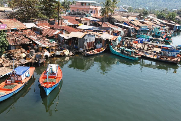 Phu Quoc, Vietnam - 14 Ocak, 2015: balıkçılar onların tekne bir Thoi iskele Köyü, Phu Quoc Adası, Vietnam üzerinde yaşam tarzı