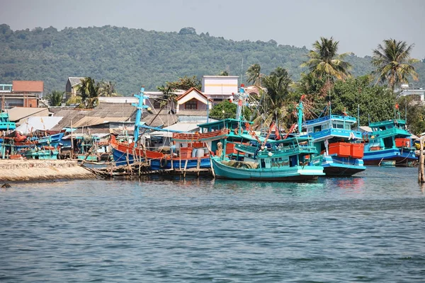 Phu Quoc, Wietnam - 14 stycznia 2015: styl życia rybaków na swoje łodzie w An Thoi molo wieś, Wyspa Phu Quoc, Wietnam — Zdjęcie stockowe