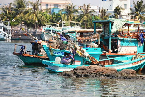Phu Quoc, Vietnam - 14 January, 2015: Lifestyle of fishermen on their boats in An Thoi pier village, Phu Quoc island, Vietnam — Stock Photo, Image