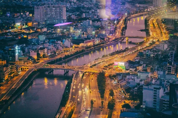 Ho Chi Minh, Vietnam - 29 de enero de 2015: Vista panorámica del río Saigón y la ciudad de Ho Chi Minh de noche desde la Torre Financiera de Bitexco — Foto de Stock