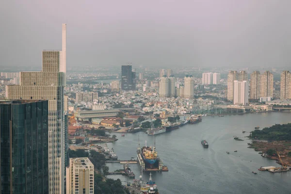 Ho Chi Minh, Vietnam - 29 ianuarie 2015: râul Saigon din orașul Ho Chi Minh prin smog, Vietnam — Fotografie, imagine de stoc