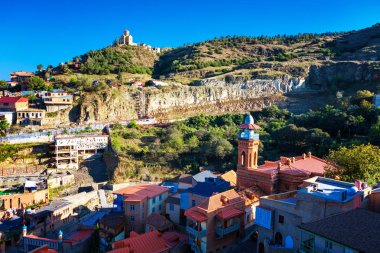 Füniküler, hava görünümünde Tourustic mesafede Geleneksel Ahşap oyma balkonları eski kasaba Tiflis, Gürcistan ile evleri üst