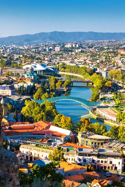 Füniküler, hava görünümünde Tourustic mesafede Geleneksel Ahşap oyma balkonları eski kasaba Tiflis, Gürcistan ile evleri üst
