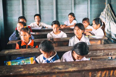 Siem Reap, Kamboçya - 21 Ocak 2015: kayan köyde sınıf okulda Kamboçyalı öğrenci
