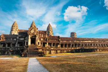 Kamboçya Angkor wat Tapınağı yan açık görünüm