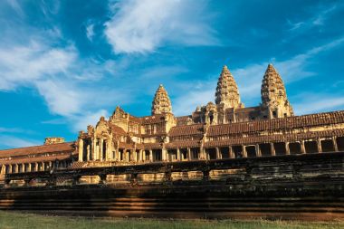 Kamboçya Angkor wat Tapınağı yan açık görünüm