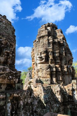 WAT Bayon Tapınağı yüz Angkor, Kamboçya'da