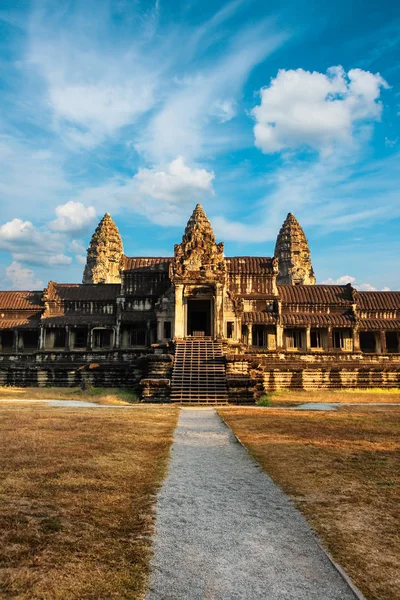 Vista frontale del tempio di Angkor Wat in Cambogia — Foto Stock