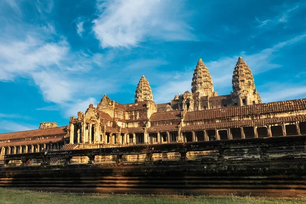Vista frontale laterale del tempio di Angkor Wat in Cambogia — Foto Stock