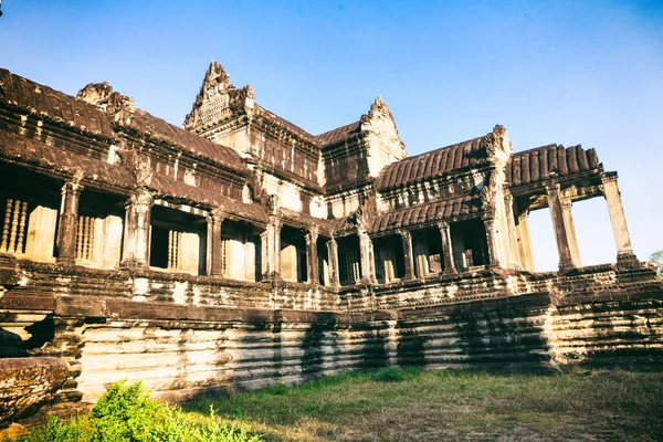 Vista frontal do templo Angkor wat no Camboja — Fotografia de Stock