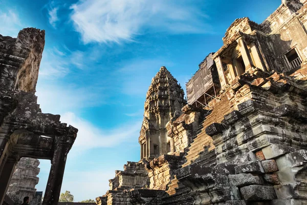 Vista frontale del tempio di Angkor Wat in Cambogia — Foto Stock