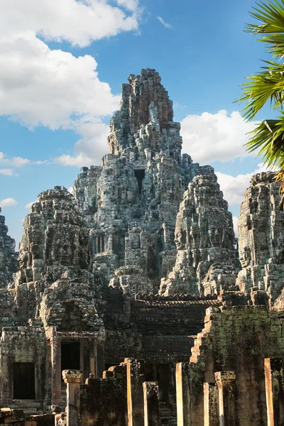 Templo de Bayon antigo, Angkor Thom, a atração turística mais popular em Siem Reap, Camboja — Fotografia de Stock