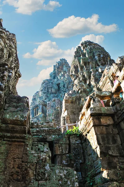 Templo de Bayon antigo, Angkor Thom, a atração turística mais popular em Siem Reap, Camboja — Fotografia de Stock