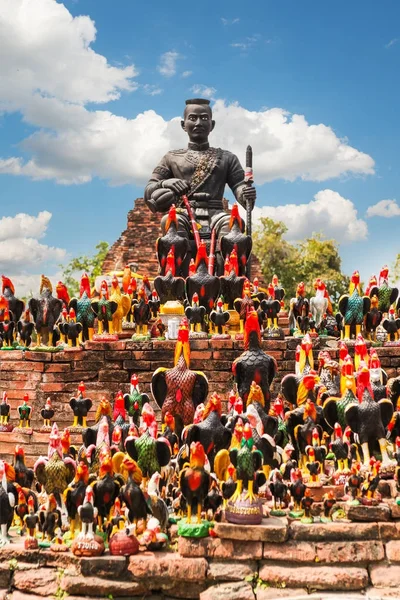 Statue de tête de Bouddha noir gardée par des centaines de coqs au temple Wat Thammikarat dans la province d'Ayutthaya, Thaïlande — Photo