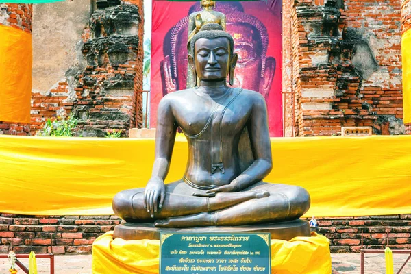 Buddha testa al tempio di Wat Thammikarat nella provincia di Ayutthaya, Thailandia — Foto Stock