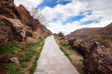 Yol invardzia mağara city-manastır Erusheti dağ, Georgia'da yürümek