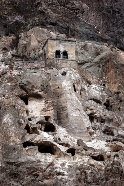Kyrkan nära upp i staden cave city-klostret i Erusheti Mountain, Georgia — Stockfoto