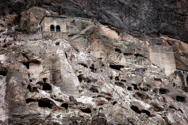 Kyrkan nära upp i staden cave city-klostret i Erusheti Mountain, Georgia — Stockfoto