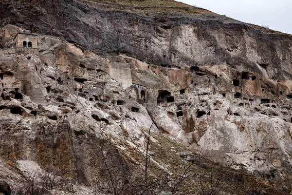 Cueva de Vardzia ciudad-monasterio en la montaña de Erusheti, Georgia — Foto de Stock