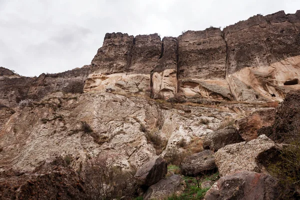 Cueva de Vardzia ciudad-monasterio en la montaña de Erusheti, Georgia — Foto de Stock