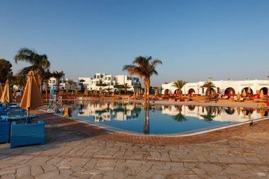 Hurgada, Mısır - 14 Ağustos, 2014: havuz tropikal bir plajda - tatil arka plan