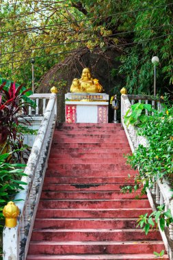 Altın Buddha Tapınağı Chineese Sangthom Tanrıça merhamet tapınak Chaloklum, Ko Pha Ngan, Tayland için ana merdiven
