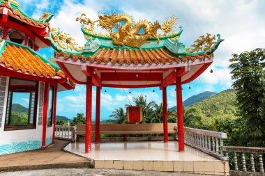 Çardak Çince Sangthom içinde Chaloklum, merhamet tapınak Tanrıça Tapınağı çatısında bir altın ejderha ile Ko Pha Ngan, Tayland