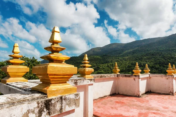 Pagoda d'oro del tempio cinese di Sangthom della dea della misericordia Santuario di Chaloklum, Ko Pha Ngan, Thailandia — Foto Stock