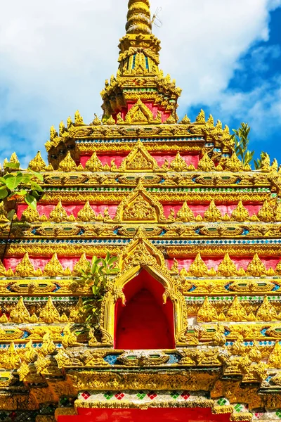 Bas-relief Façade Gros plan du beau temple Wat Samai Kongka sur Ko Pha Ngan, Thaïlande . — Photo