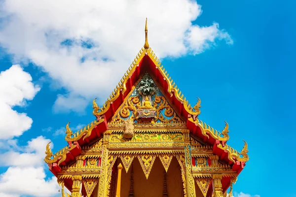 Bas-relief Façade Gros plan du beau temple Wat Samai Kongka sur Ko Pha Ngan, Thaïlande . — Photo