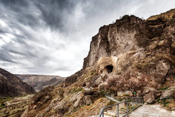 Camino a pie enVardzia cueva ciudad-monasterio en la montaña Erusheti, Georgia — Foto de Stock