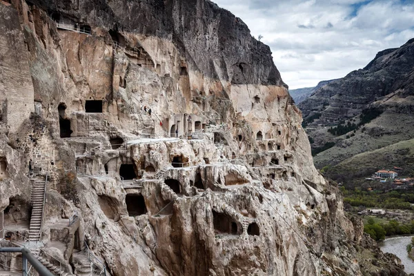 Cueva de Vardzia ciudad-monasterio en la montaña de Erusheti, Georgia — Foto de Stock