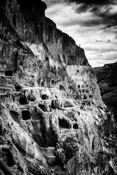 Vardzia cueva ciudad-monasterio en la montaña Erusheti, Georgia en blanco y negro estilo dramático — Foto de Stock