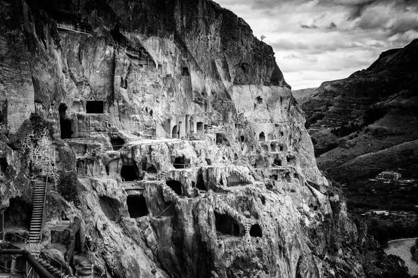 Vardzia cueva ciudad-monasterio en la montaña Erusheti, Georgia en blanco y negro estilo dramático — Foto de Stock